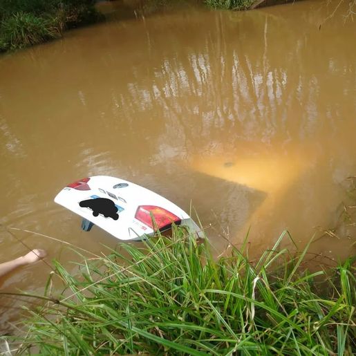 Carro cai em córrego, afunda e motorista é achado morto no veículo em SC