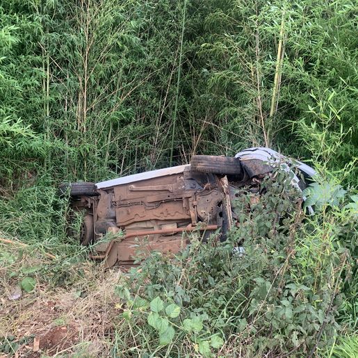 Vídeo: Jovem perde controle ao passar em deformidade na Willy Barth, sai da pista e capota