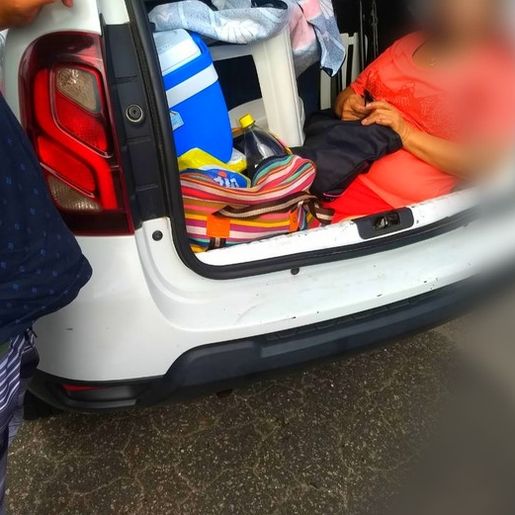 Motorista é flagrado levando sogra em porta-malas de carro na SC-401