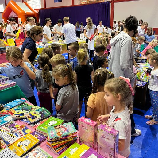 Abertura da 17ª Feira do Livro reúne mais de 300 alunos em Itapiranga