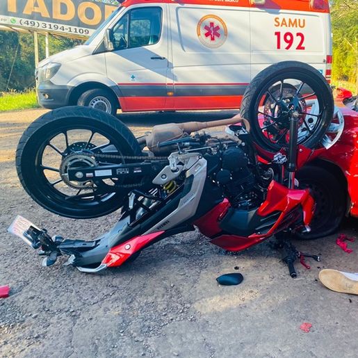 Acidente entre moto e carro deixa dois feridos na SC 163, em Itapiranga