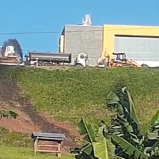 Dejetos despejados irregularmente atingem rio em São João do Oeste