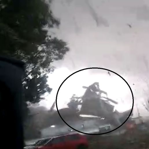 VÍDEO: Imagens mostram vendaval arrancando telhado de empresa