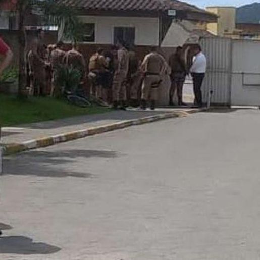 Homem é preso após ameaçar e manter esposa e filho reféns em Joinville