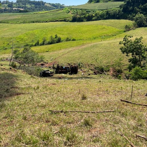 Motorista sofre ferimentos em capotamento de caminhão em Tunápolis