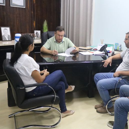 Administração assinaOrdem de Serviço para obras de calçamento na área urbana