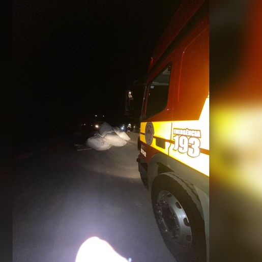 PRF apreende carreta por trafegar fora do horário e derrubar carga na BR-163