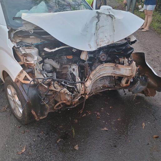 Saída de pista seguida de colisão é registrada na manhã desta terça-feira em Mondaí