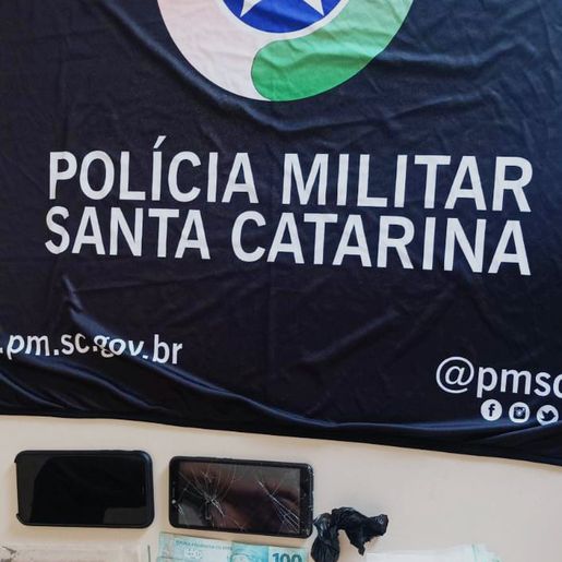 Abordagem a veículo suspeito resulta em prisão por tráfico de drogas em SMOeste