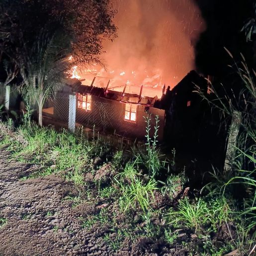 Após dois meses, casa é atingida por novo incêndio no interior de São João do Oeste
