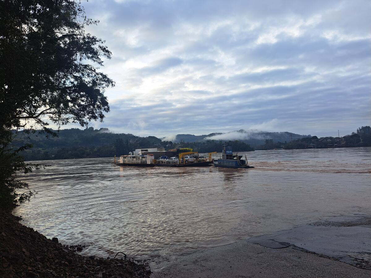 Balsa retoma travessia no Rio Uruguai em Itapiranga