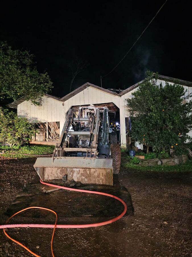 Incêndio destrói trator e parte de galpão no interior de Itapiranga