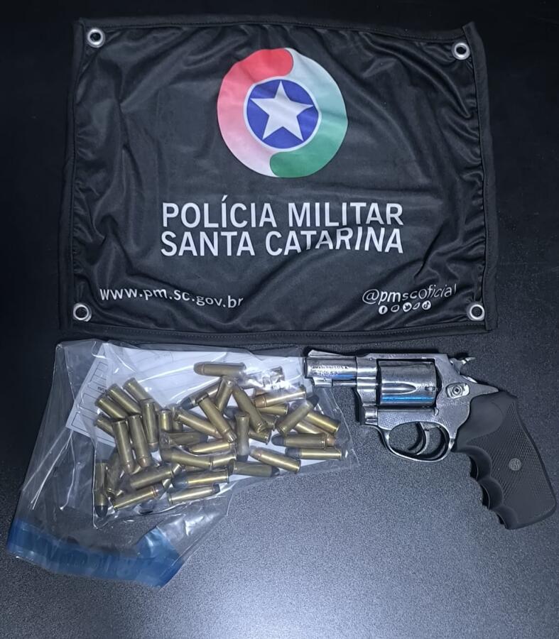 Homem é preso com revólver e 43 munições após tentar fugir da PM em Mondaí