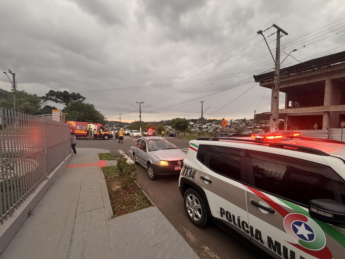 Carro capota em colisão no centro de São Miguel do Oeste