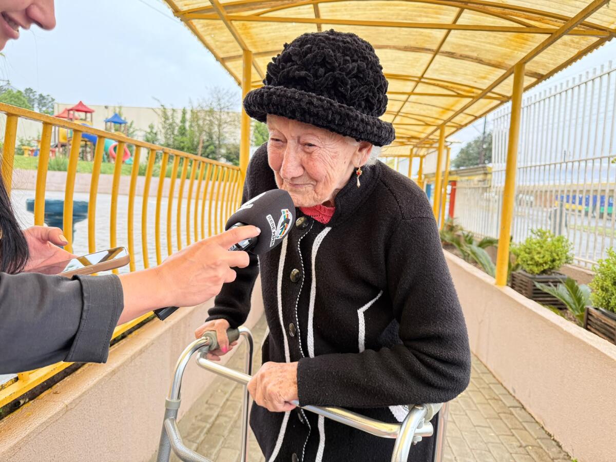 Manhã de votação começa tranquila e Dona Anésia, de 85 anos, é uma das primeiras a votar em Campo Erê