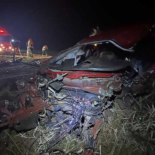 Dois jovens morrem após grave acidente entre carro e caminhão na BR-282