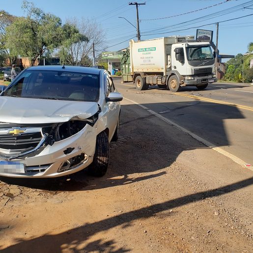 Carro e caminhão de coleta de lixo colidem na Avenida Gustavo Fetter, em Iporã do Oeste
