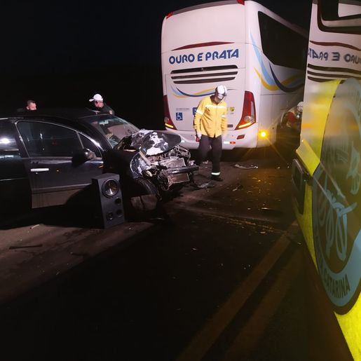 Carro e ônibus batem de frente na SC-157