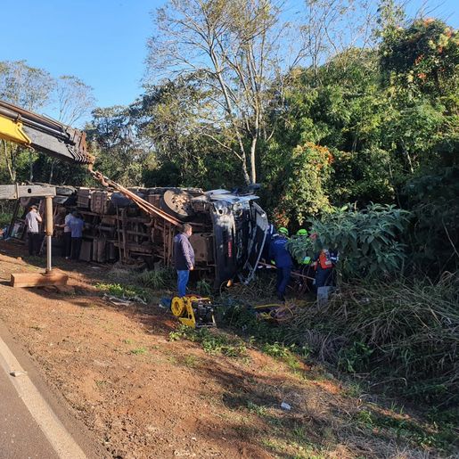 Caminhoneira fica presa às ferragens em tombamento na BR-282