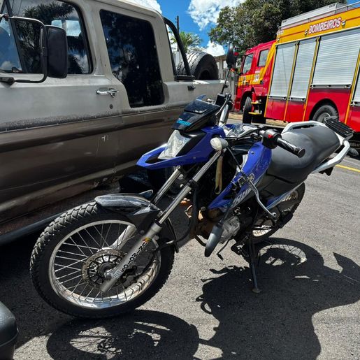 Acidente entre moto e caminhonete deixa dois feridos no centro de SMO