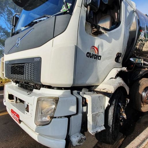 Colisão deixa danos de grande monta em dois caminhões na BR-282