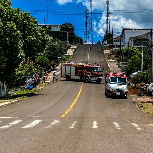 Motorista sai da pista e colide carro em poste em SMO; assista ao vídeo