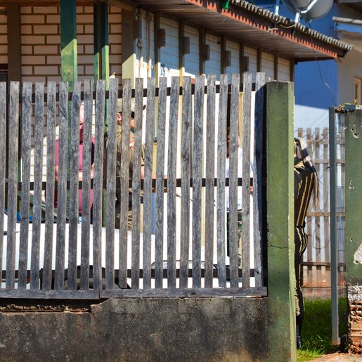 Mulher com medida protetiva invade residência de ex-companheiro e o agride