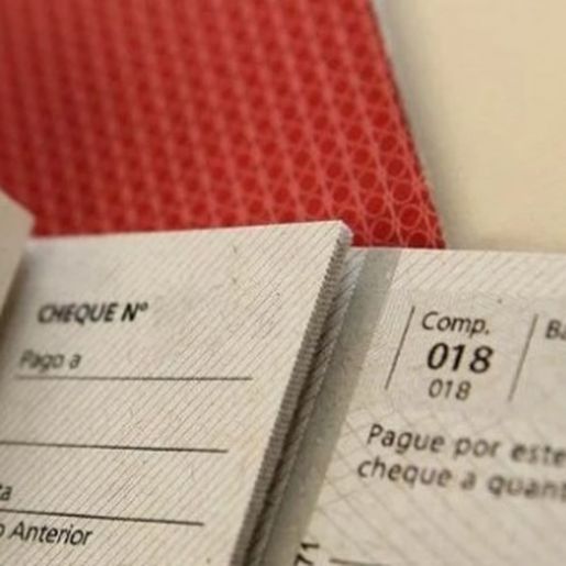 Uso de cheques por brasileiros cai 18% em 2024 e 96% desde 1995, aponta Febraban