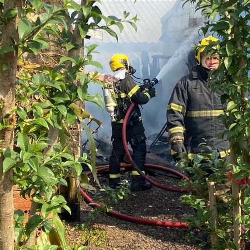 Incêndio destrói depósito de residência em São Miguel do Oeste