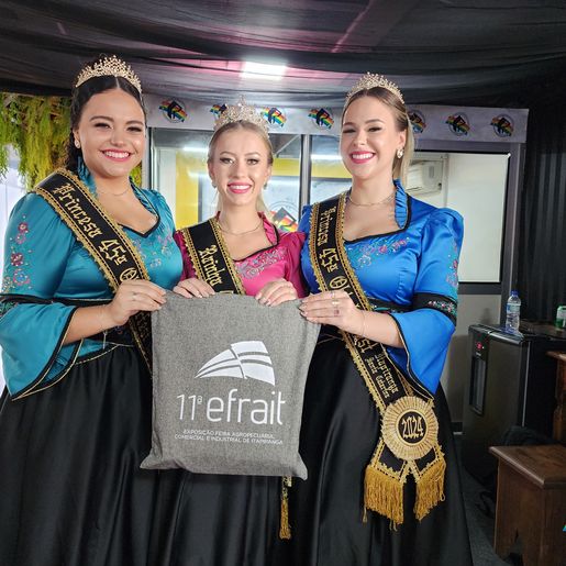 Soberanas da 11ª Efrait visitam estande da Rádio Itapiranga