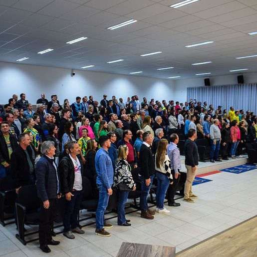 Com casa cheia, vereadores aprovam moção de repúdio contra vereadora e Partido dos Trabalhadores