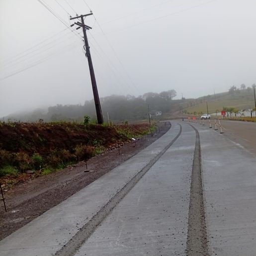 Concreto fresco é novamente danificado por motorista na SC-305, em Campo Erê