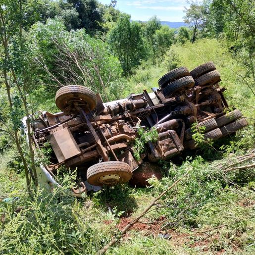 Motorista morre ao tombar caminhão em ribanceira