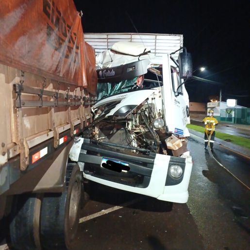 Caminhoneiro fica preso às ferragens ao colidir em outro caminhão em Itapiranga