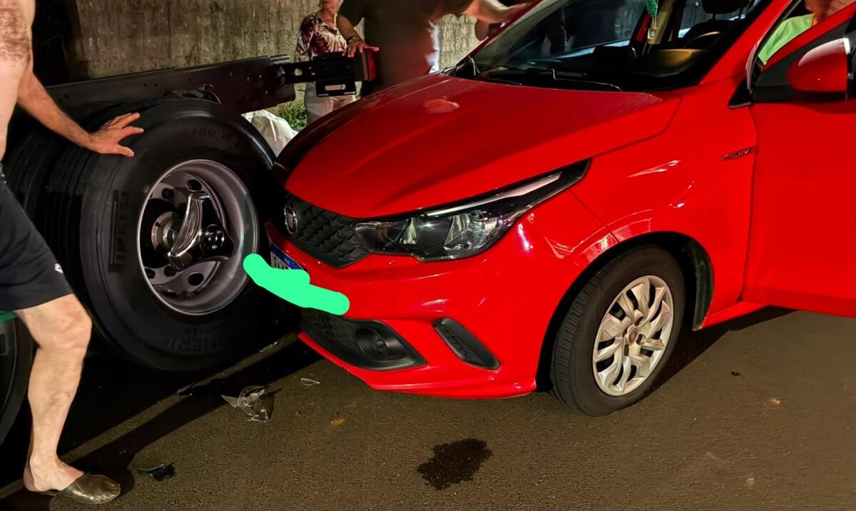 Jovem sai ilesa após bater carro em caminhão estacionado em Iporã do Oeste