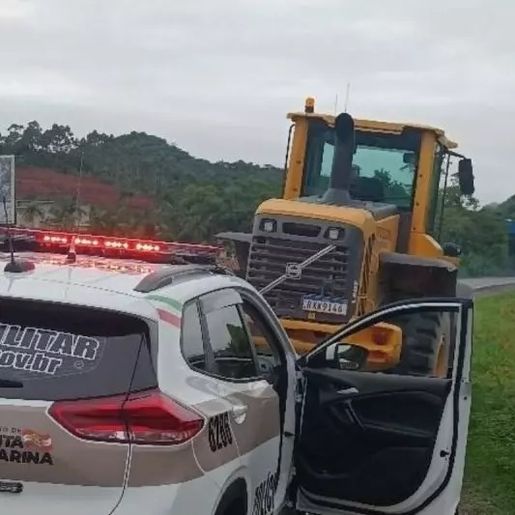 Homem é demitido e ‘foge’ com trator da empresa entre cidades de SC