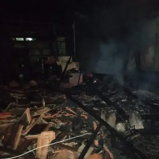 Homem coloca fogo em casa com esposa e 5 filhos dentro e acaba amarrado por vizinhos