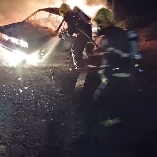 Bombeiros combatem incêndio em veículo no interior de Mondaí
