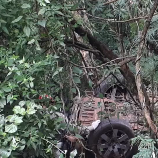 Criança é encontrada morta em veículo capotado às margens da rodovia