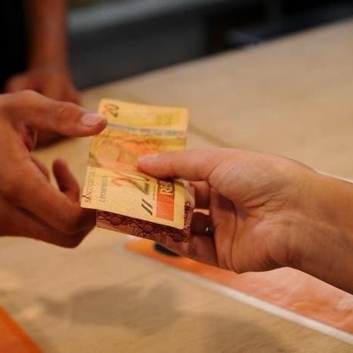 Aprovado projeto que amplia auxílio de R$ 600 e pais solteiros receberão R$ 1.200