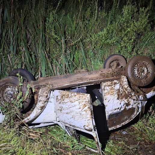 Fusca capota na PR-180 sentido Campo Erê