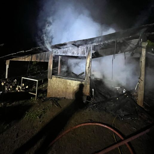 Incêndio destrói galpão usado como depósito no interior de São José do Cedro