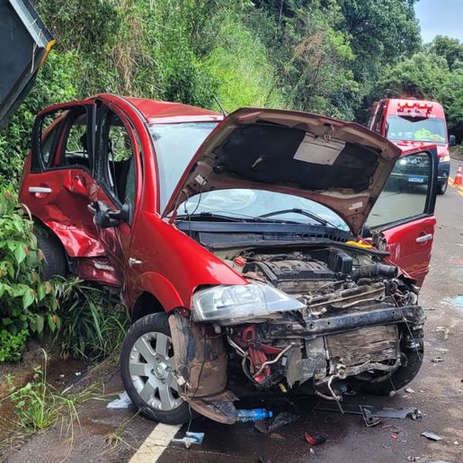Colisão frontal entre dois carros deixa quatro feridos em Guaraciaba
