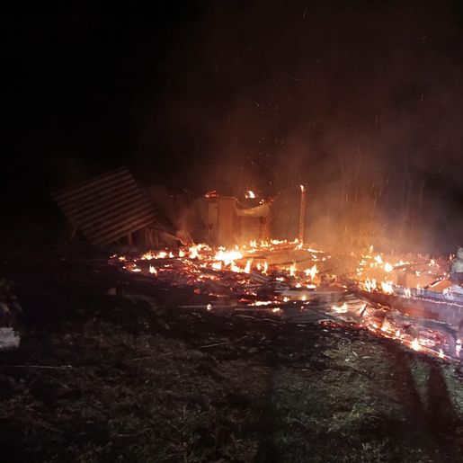 Casa fica totalmente destruída pelo fogo em Anchieta