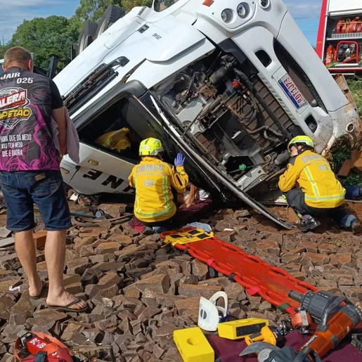 Carreta tomba na Curva da Morte em Guarujá do Sul e mobiliza equipes de resgate