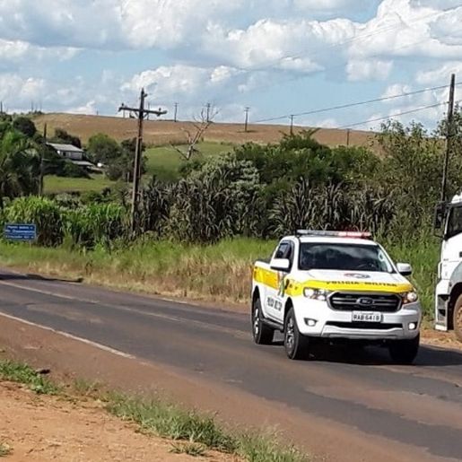 Polícia Rodoviária “escolta” colheitadeira no Oeste catarinense