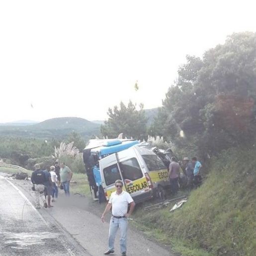 Van escolar e caminhão colidem em grave acidente na BR-153