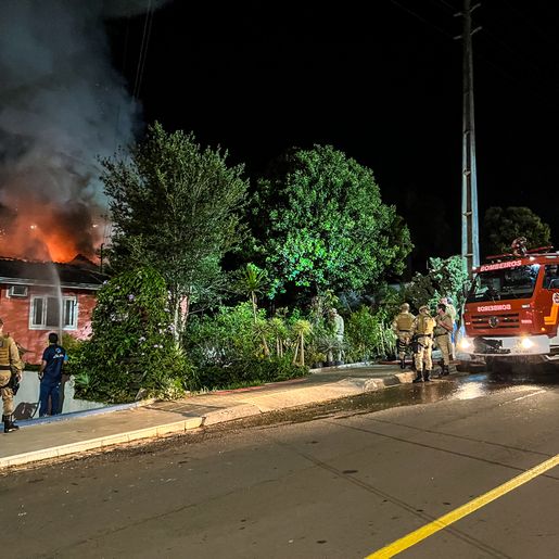 Incêndio atinge residência no centro de São Miguel do Oeste; vídeo