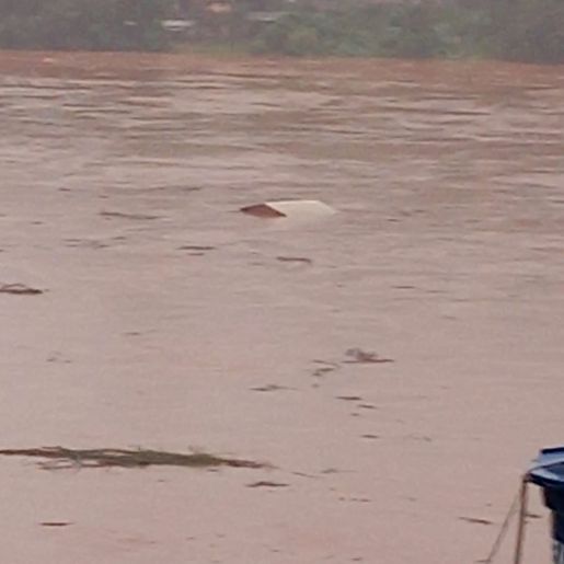Enchente do Rio Uruguai arrasta casa