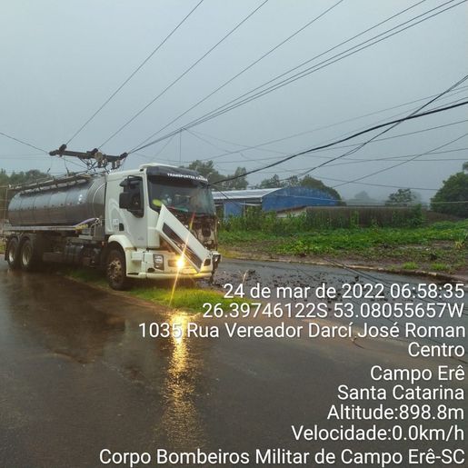 Caminhão bate em poste e deixa parte de Campo Erê sem energia elétrica